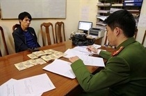 Vượt biên mua tiền giả về nước tiêu thụ