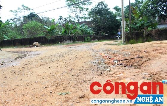 Thi công xong, 'quên' trả đường  khiến người dân bức xúc