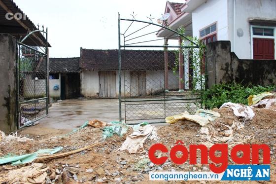Đất đá tràn vào nhà dân
