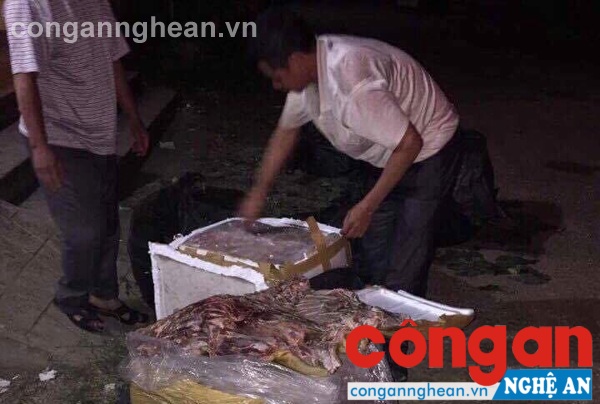 Bắt xe khách vận chuyển 700kg thực phẩm bẩn bốc mùi hôi thối
