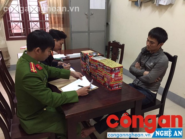 Bắt đối tượng tàng trữ 12 kg pháo