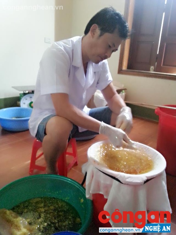 Vắt và lọc lấy mật được chắt từ bầu mật với công đoạn chi tiết, đảm bảo nguyên chất, sạch sẽ