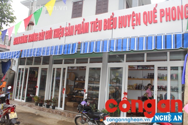 Sau khi gian trưng bày sản phẩm tiêu biểu của huyện Quế Phong được khai trương, sản phẩm Mật ong rừng Bảo Long là một trong những 