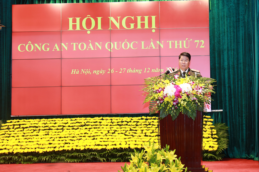 Thứ trưởng Bùi Văn Nam trình bày tóm tắt tình hình, kết quả công tác Công an năm 2016.