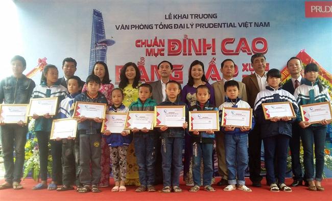 Trao học bổng cho học sinh nghèo hiếu học