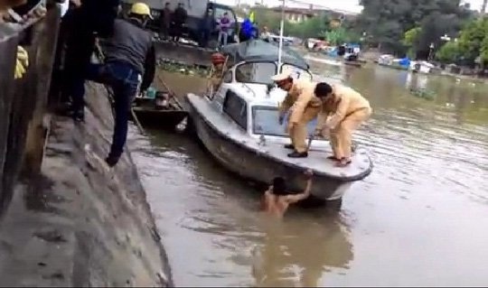 Ngáo đá nhảy xuống sông tắm giữa mùa rét