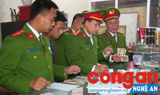 Cơ quan Công an thu giữ tang vật tại nhà đối tượng
