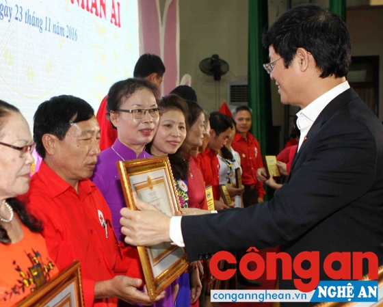 Đồng chí Lê Xuân Đại, Ủy viên BTV Tỉnh ủy, Phó Chủ tịch Thường trực UBND tỉnh trao Giấy chứng nhận cho những cá nhân, tổ chức có nhiều hoạt động thiện nguyện trong thời gian qua