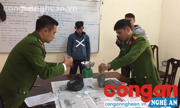 Bắt đối tượng mua bán thuốc pháo trái phép