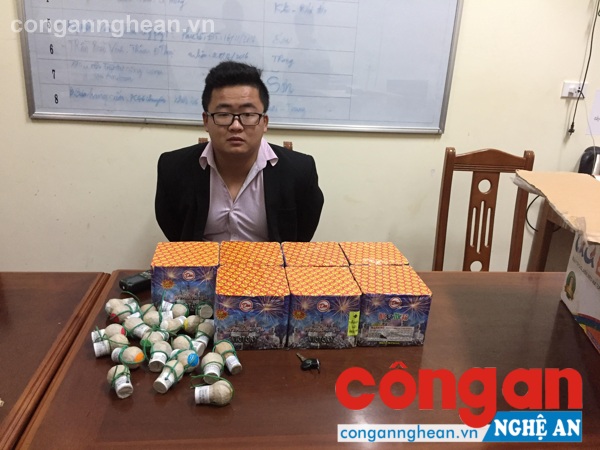 Bắt đối tượng tàng trữ pháo trái phép