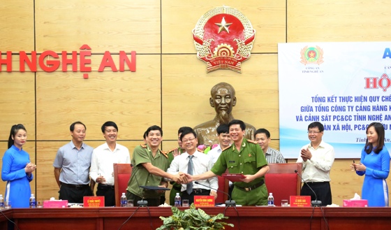Ký kết đảm bảo ANTT giữa Công an tỉnh và Cảng hàng không quốc tế Vinh, một trong những nội dung để tạo bình yên cho TP Vinh phát triển toàn diện