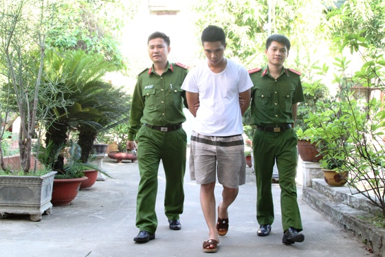 Công an TP Vinh dẫn giải đối tượng về nhà tạm giữ