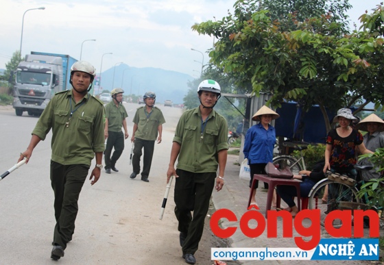 Ban Công an thị trấn Quỳ Hợp tuần tra xử lý những trường hợp lấn chiếm lòng đường, vỉa hè