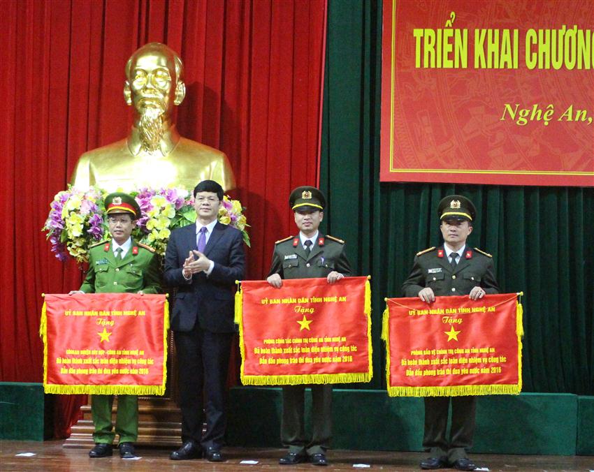 Đồng chí Lê Xuân Đại - Uỷ viên Ban thường vụ tỉnh uỷ, Phó chủ tịch Thường trực UBND tỉnh trao Cờ của UBND tỉnh cho các Đơn vị Hoàn thành xuất sắc toàn diện nhiệm vụ công tác dẫn đầu phong trào thi đua yêu nước năm 2016