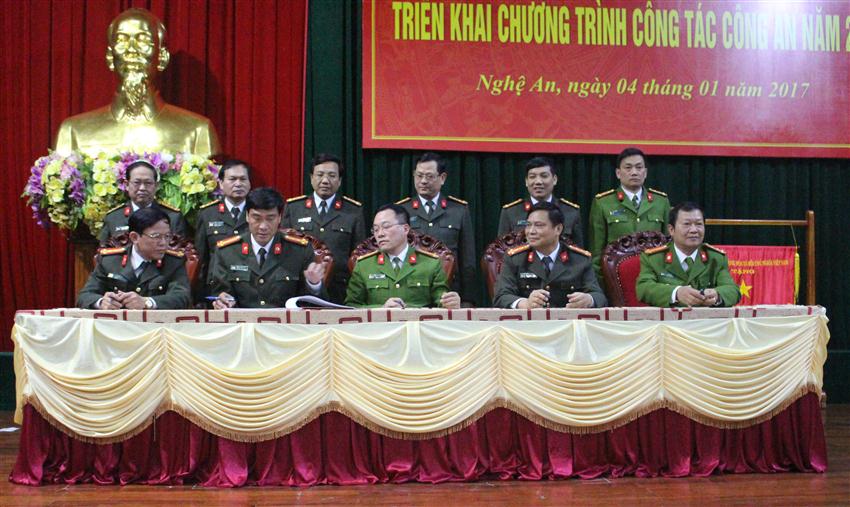 Các đơn vị ký giao ước thi đua tại Hội nghị triển khai