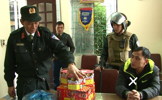 Trung tá Hoàng Minh Nghiêm cùng CBCS bắt giữ đối tượng (X) phạm pháp