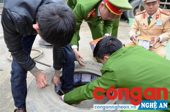 Đối tượng nhét đầy pháo vào trong lốp ô tô