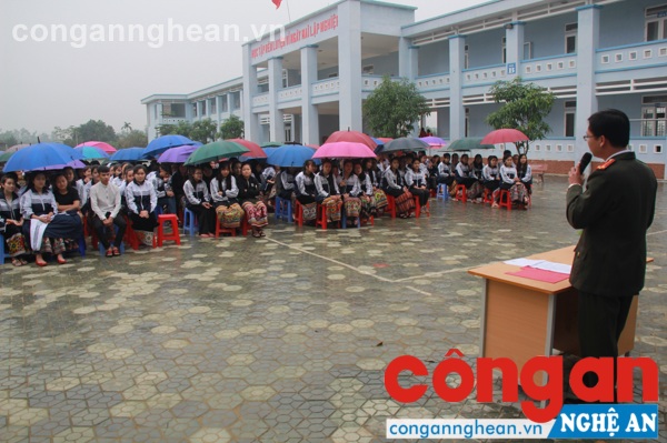  Cán bộ phòng Tham mưu Công an tỉnh phổ biến pháp luật phòng,  chống các hành vi vi phạm về pháo cho học sinh