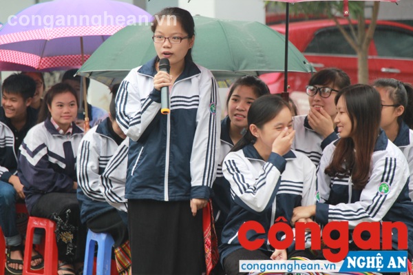 các em cũng được tham gia trả lời nhiều câu hỏi liên quan tới các hành vi mua bán, vận chuyển, tàng trữ, sử dụng trái phép pháo nổ