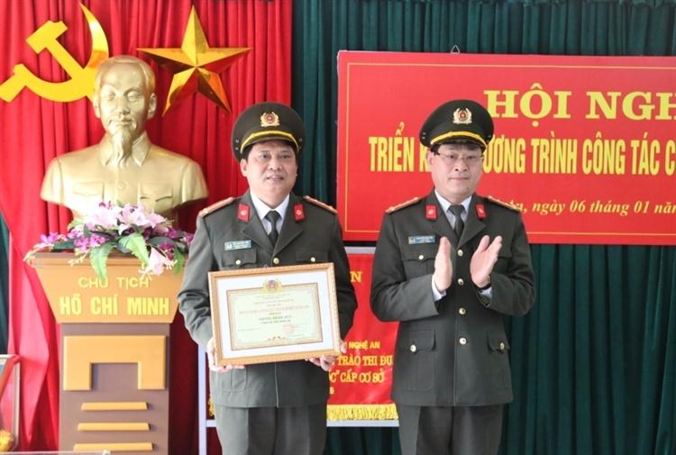 Đồng chí Đại tá, PGS, TS Nguyễn Hữu Cầu, Giám đốc Công an tỉnh trao danh hiệu “Đơn vị văn hóa, gương mẫu chấp hành nghiêm, điều lệnh CAND năm 2016” cho Phòng Tham mưu