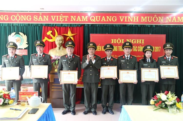 Trao danh hiệu “Chiến sỹ thi đua cơ sở” cho các cá nhân
