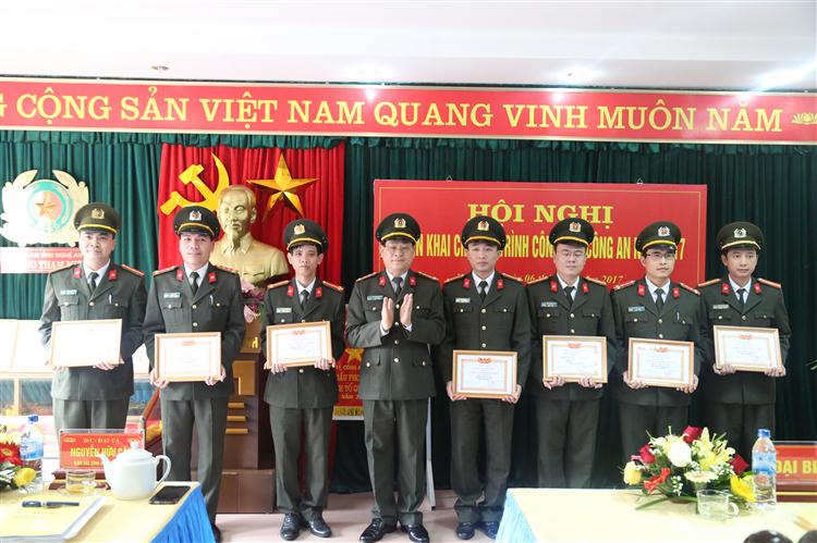 Trao danh hiệu “Chiến sỹ thi đua cơ sở” cho các cá nhân