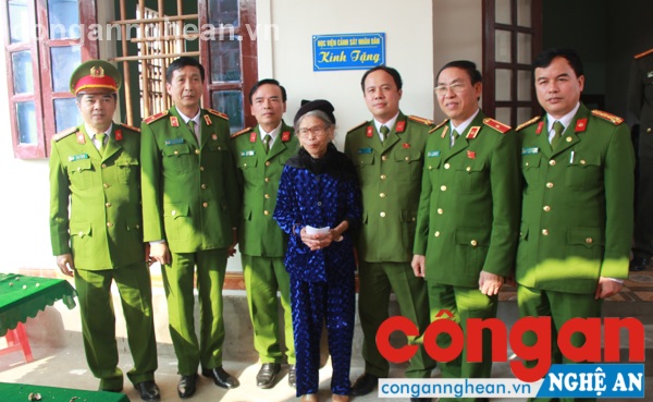 Đoàn chụp ảnh lưu niệm tại lễ khánh thành
