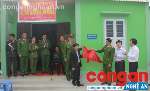 Cắt băng khánh thành tại nhà bà Nguyễn Thị Tứ  tại xã Nam Xuân , huyện Nam Đàn