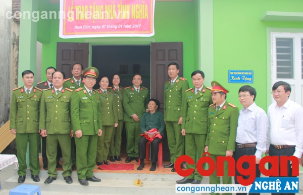 Học viện CSND tặng 10 nhà tình nghĩa cho gia đình khó khăn
