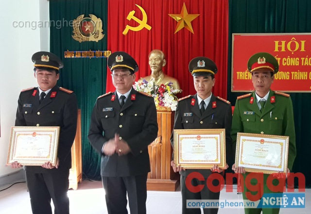 Thừa ủy quyền của Bộ trưởng Bộ Công an, đồng chí Đại tá Nguyễn Hữu Cầu - Giám đốc Công an tỉnh trao Bằng khen cho các cá nhân có thành tích xuất sắt trong phong trào thi đua vì ANTQ giai đoạn 2014 - 2015