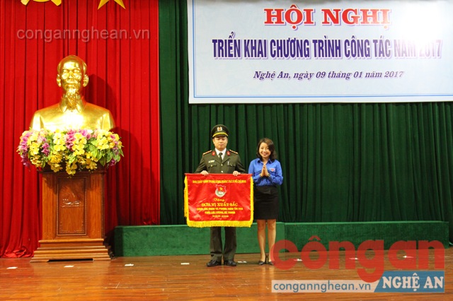 Thừa ủy quyền của Bí thư Trung ương đoàn, đồng chí Nguyễn Thị Thơm - Phó Bí thư tỉnh Đoàn Nghệ An trao 