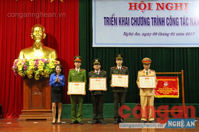 Đoàn....