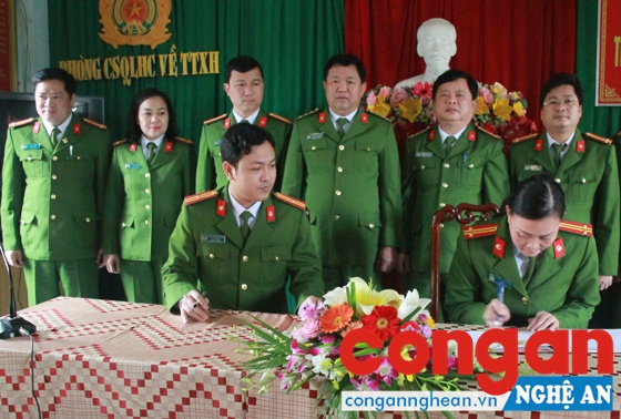 Phòng Cảnh sát QLHC về TTXH ký kết giao ước thi đua năm 2017