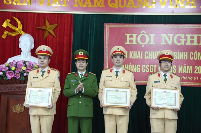 Trao tặng danh hiệu “Đơn vị văn hóa, gương mẫu, chấp hành nghiêm điều lệnh CAND năm 2016” cho 3 Đội công tác của Phòng PC67