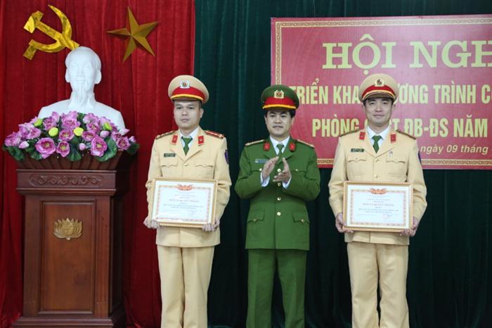 Trao tặng danh hiệu “Đơn vị quyết thắng” cho 2 Đội công tác của Phòng PC67