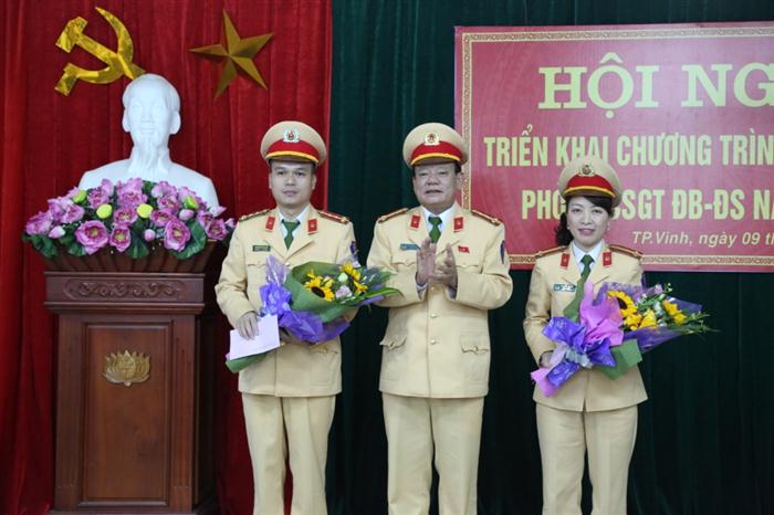 Lãnh đạo Phòng tặng hoa và tiền thường cho 2 Đội đạt giải nhất
