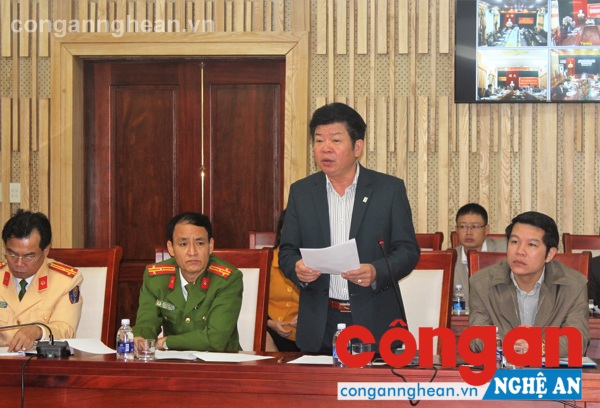 Đồng chí Võ Minh Đức- Chánh Văn phòng Ban ATGT tỉnh báo cáo công tác bảo đảm ATGT năm 2016