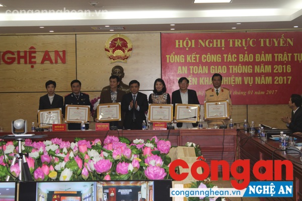 Các tập thẻ, cá nhân được UB ATGTQG và UBND tỉnh tặng Bằng khen năm 2016
