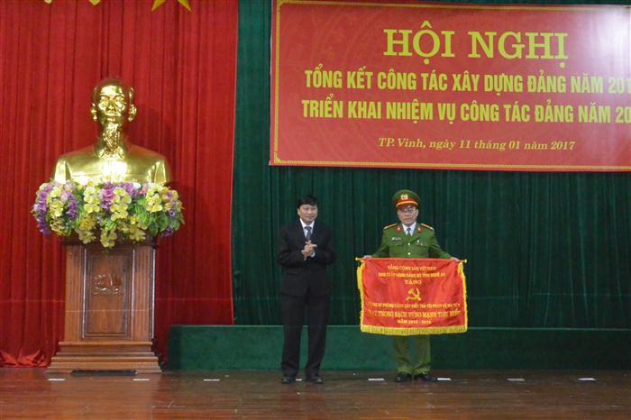 Phòng cảnh sát điều tra tội phạm về ma túy nhận Cờ thi đua của Tỉnh ủy