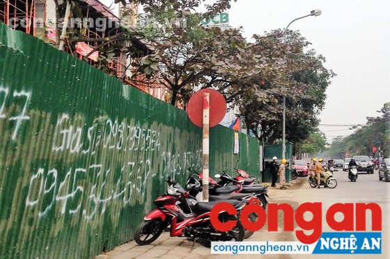 Vỉa hè đường Lê Hồng Phong bị nhà thầu thi công dự án công trình tại số 1, Lê Hồng Phong lấn chiếm, lập barie trong hành lang