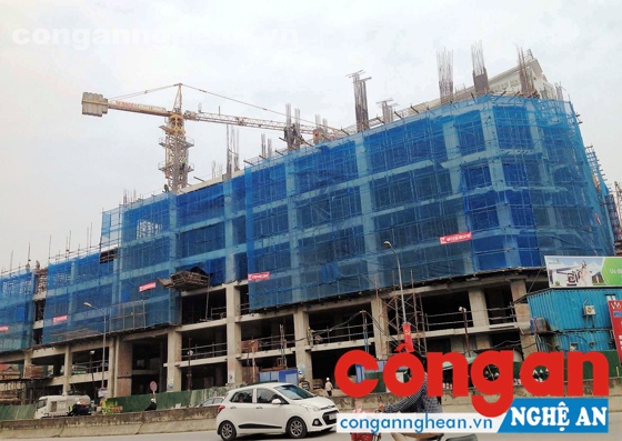 Nhiều công trình xây dựng 'chiếm dụng' hành lang ATGT