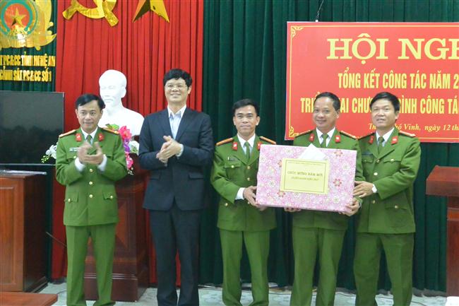 đoàn đại biểu Tỉnh ủy, HĐND, UBND và Ủy ban MTTQ tỉnh do đồng chí Lê Xuân Đại, Ủy viên BTV Tỉnh ủy, Phó Chủ tịch thường trực UBND tỉnh dẫn đầu đến chúc Tết phòng CS PC&CC số 1
