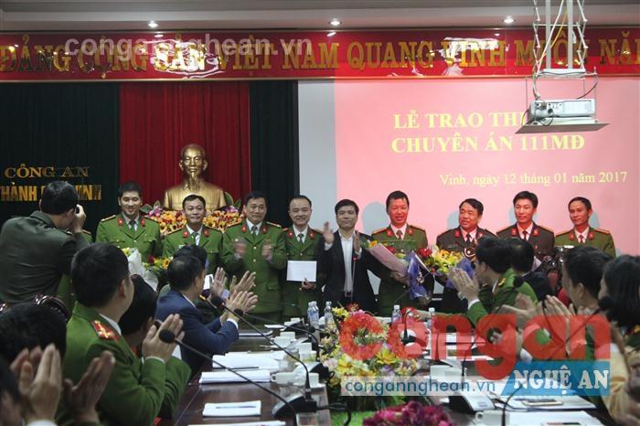 Trao thưởng Công an thành phố Vinh triệt phá đường dây mua bán ma túy đá
