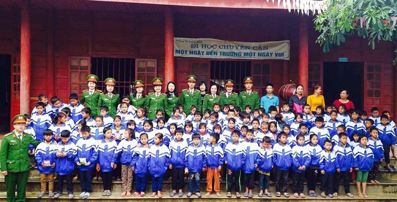 Tặng quà Tết vì người nghèo tại xã Lượng Minh