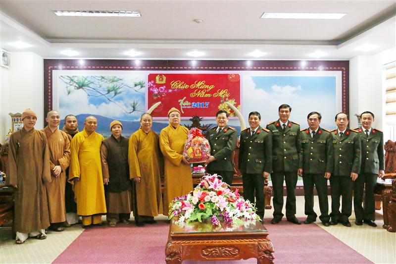 Ban Trị Sự Giáo hội Phật giáo tỉnh Nghệ An chúc Tết Công an Nghệ An