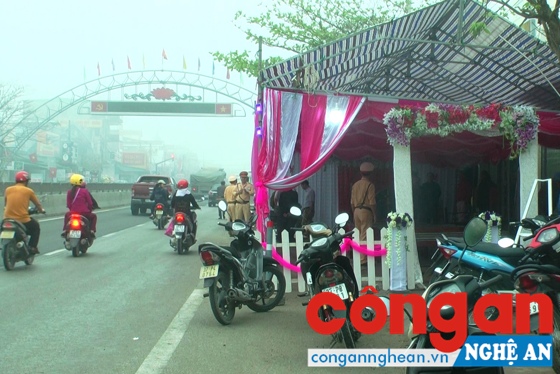 Nguy cơ mất ATGT từ việc dựng rạp cưới lấn chiếm lòng đường