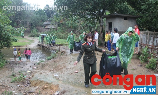 Đoàn công tác Hội phụ nữ Phòng Hồ sơ trên đường mang quà đến tận Trường tiểu học Lượng Minh 
