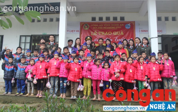 Trao quà 'Áo ấm đến trường' tại trường Tiểu học huyện Tương Dương
