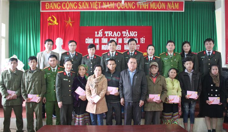 Công an Nghệ An tặng quà Tết cho người nghèo huyện Quỳ Châu và Quế Phong