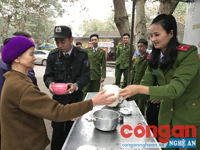 Những bát cháo được trao tận tay các bệnh nhân